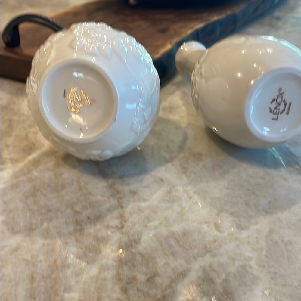 Elegant LENOX Cream Ceramic Vase Set - Picture 2 of 4